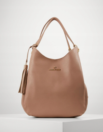 Dlaczego anna field buty i inne produkty marki zdobyły tak ogromną popularność?